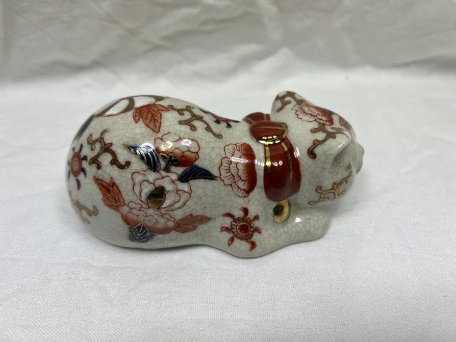 古伊万里/赤色/金彩/陶器/眠り猫/唐草模様 /1体/置物/中/縁起物 Amazon.co.jp: 古伊万里赤色金彩陶器眠り猫唐草模様 1体置物中